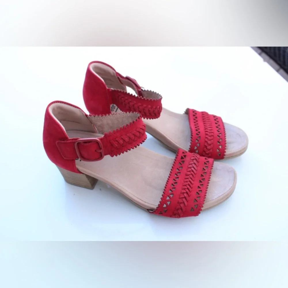 Earth Ivy sandals